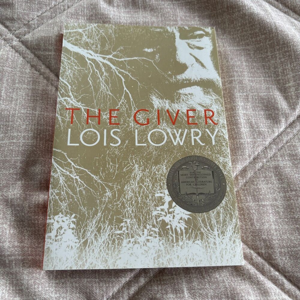 The Giver by Lois Lowry Newbery Medal Winner Paperback Young Adult/Middle Grade